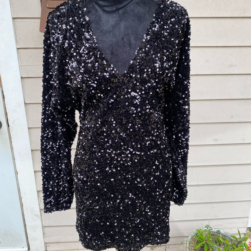 ♥️New♥️ Forever 21 Black Sequin V-Neck Dress
